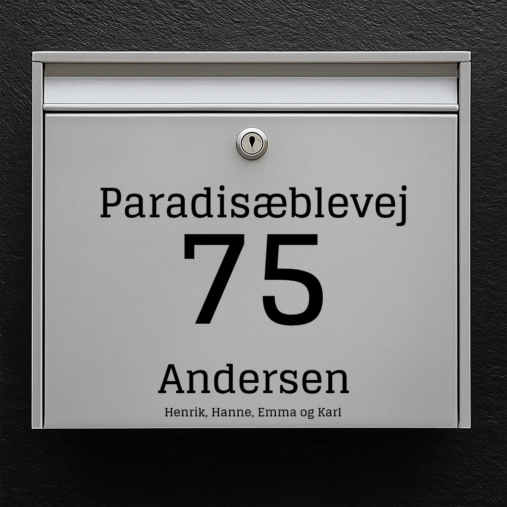 Postkassesticker – centreret vejnavn, stort husnummer & familienavn